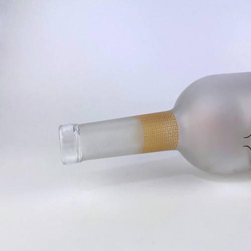 https://jlrorwxhqjkllo5p.ldycdn.com/cloud/lnBpiKlrllSRniqlnimrio/1000ml-Liquor-Glass-Bottle-CY.jpg